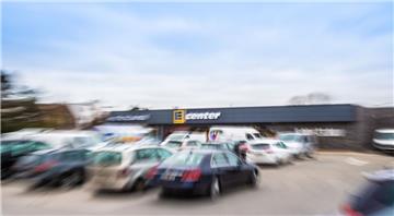 Mehr als 160 Parkplätze stehen vor und unter dem neuen Edeka-Verbrauchermarkt in Bremerhaven zur Verfügung. Außerdem gibt es eine Elektro-Tankstelle.