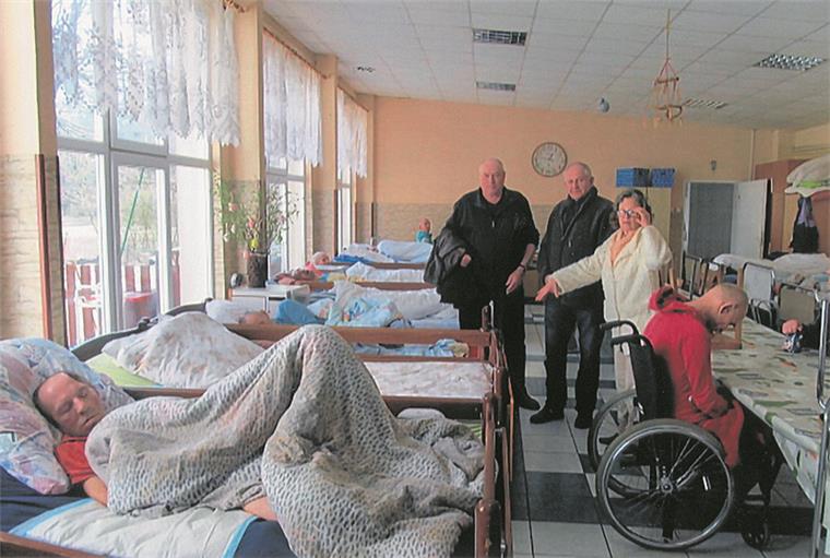 Engel für 100 obdachlose Polen Mehr als 20 Männer müssen im gleichen Raum des Obdachlosenheimes schlafen. Die meisten sind sehr krank. Darum hat Gudrun Waackhusen kürzlich 15 ausrangierte Pflegebetten nach Ryjewo gebracht.
