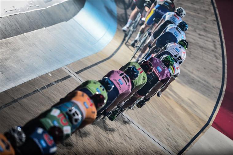 55. Sixdays Bremen: Howard Carpendale feuert den Startschuss ab Mehr als 200 Fahrerinnen und Fahrer treten während des Bremer Sechstagerennens gegeneinander an.