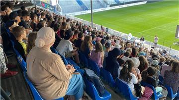 Mehr als 2.000 Schülerinnen und Schüler sorgten in Darmstadt für einen Weltrekord im Lesen.