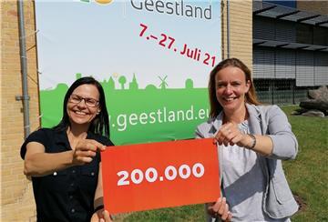 Mehr als 200000 Kilometer geradelt in drei Wochen: Über diese Bilanz freuen sich Sonja Thomas (links) und Dana Hebener vom Organisationsteam der Stadt Geestland. Stadt Geestland