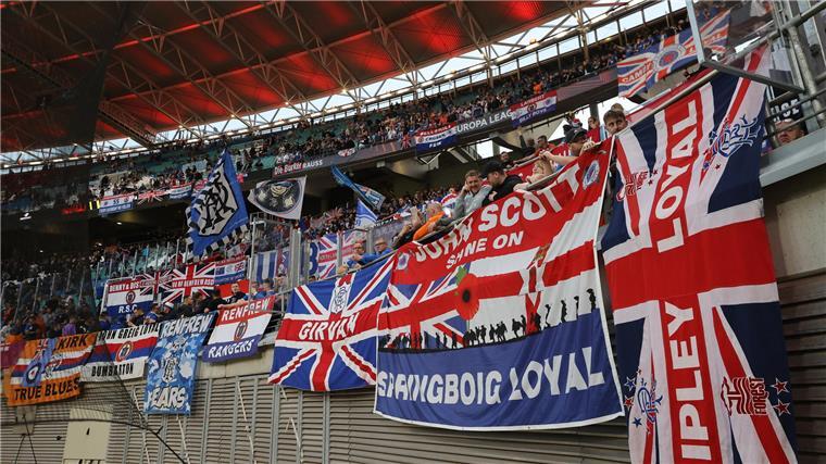 Die Schotten kommen - „No Scotland, no Party“ bei der EM Blick auf die große Fankurve der Schotten.
