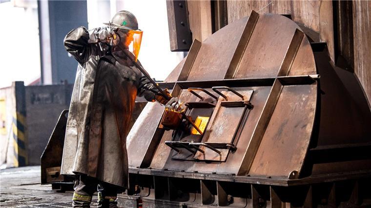 Vorerst kein „grüner“ Stahl - Was die Entscheidung bedeutet Mehr als 3.000 Beschäftigte arbeiten derzeit im Bremer Stahlwerk. (Archivfoto)