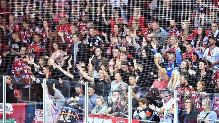 Mehr als 4000 Fans feuerten die Fischtown Pinguins im Spiel gegen die Düsseldorfer EG an.
