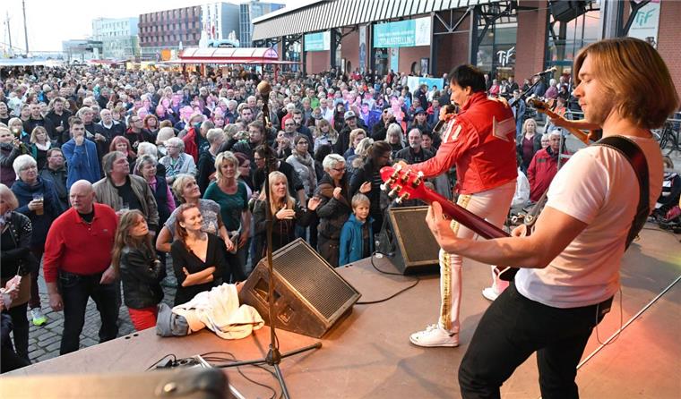 Musiksommer: MerQury rockt das Schaufenster in Bremerhaven Mehr als 4500 Besucher zog es am letzten Musiksommerabend ins Schaufenster Fischereihafen. Die Tribute-Band MerQury enttäuschte die Queen-Fans nicht. Kein Wunder. Die Dresdener Truppe gilt als eine der besten Queen-Coverbands in Deutschland.