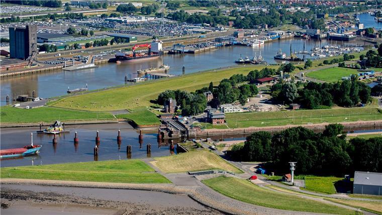 Mehr Investitionen in Emder Hafen – wohin das Geld fließt Mehr als 60 Millionen Euro investiert das Land Niedersachsen zusätzlich in den Emder Hafen. (Archivbild)