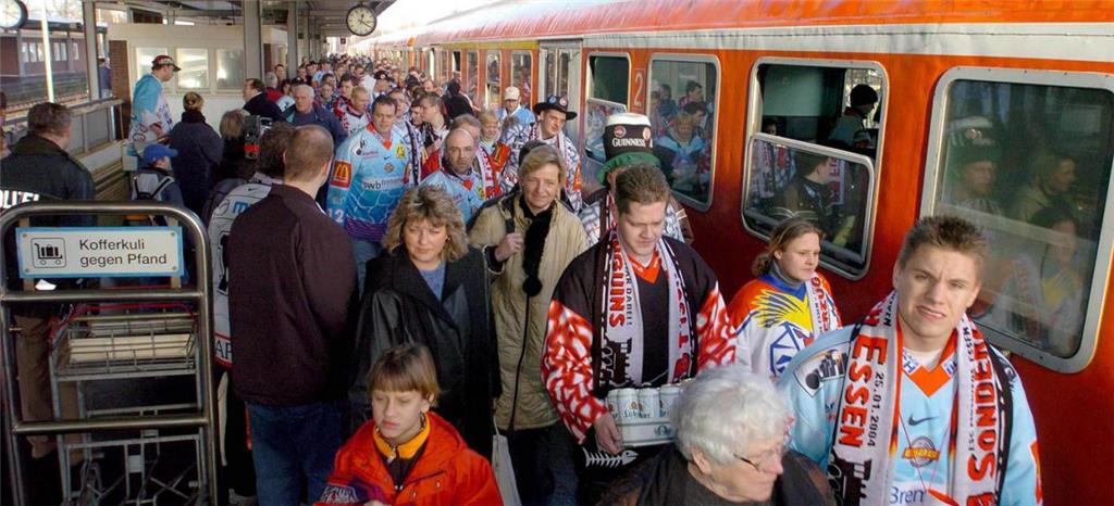 Mehr als 600 Eishockeyfans begleiteten die Fischtown Pinguins am 25. Januar 2004...