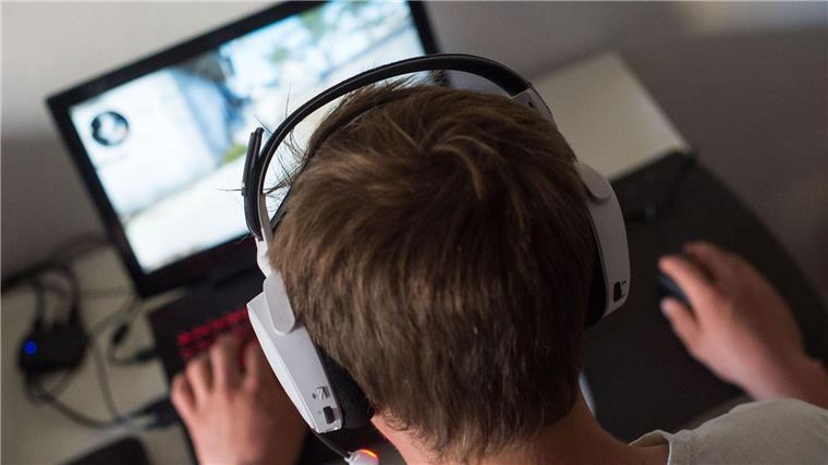 Mehr als eine Stunde täglich verbringen junge Leute zwischen 10 und 17 laut einer Erhebung mit Computerspielen. (Archivbild) 