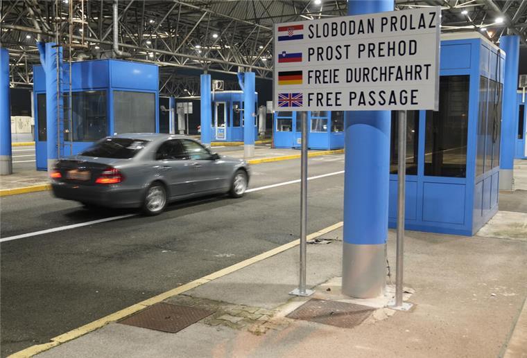 Reisen wird leichter: Kroatien ist jetzt Euro- und Schengen-Land Ein Autofahrer fährt ohne Unterbrechung am Grenzübergang Bregana zwischen Kroatien und Slowenien, am frühen Sonntag, 1. Januar 2023.