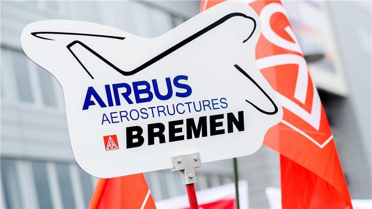 Mehr als tausend Teilnehmer bei Warnstreik-Kundgebung Mehr als Tausend Beschäftigte der Metall- und Elektroindustrie haben vor dem Airbus-Werkstor in Bremen für ihre Tarifforderungen demonstriert.