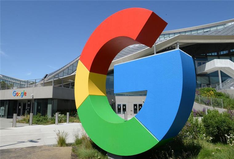 Achtung, Datenklau! Chrome-Nutzer sollten aufpassen - selbst im Inkognito-Modus Das Logo von Google ist an einem Gebäude der Konzernzentrale zu sehen.