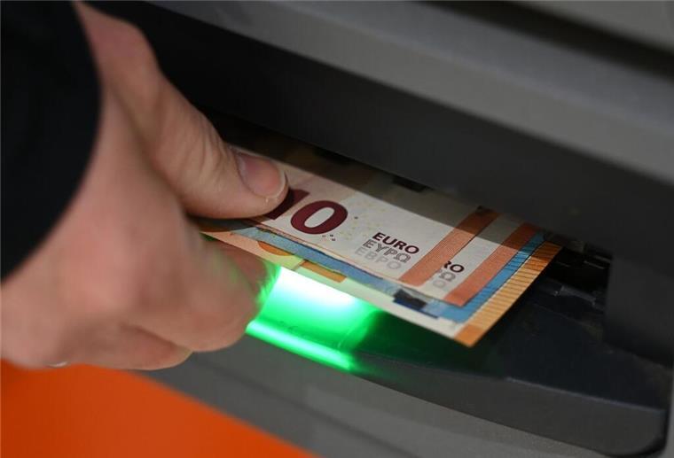 Ein älterer Mann hebt Geld an einem Automaten ab. Mehr finanzielle Freiheit im Alter: Das wünschen sich viele Menschen. Mit einem einfachen Renten-Tipp ist das möglich.