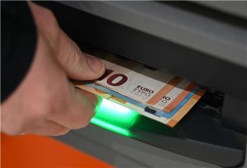 Ein älterer Mann hebt Geld an einem Automaten ab. Mehr finanzielle Freiheit im Alter: Das wünschen sich viele Menschen. Mit einem einfachen Renten-Tipp ist das möglich.