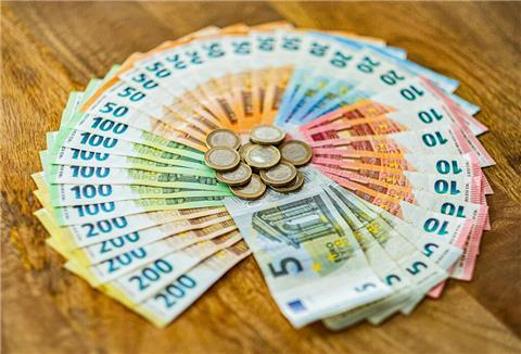 Symbol für Wert, Tausch und Macht, Geldscheine, Geld, Münzen