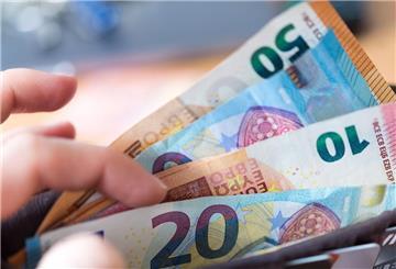 Eine Frau hält ein Portemonnaie in der Hand, in dem Geldscheine stecken. Rentner haben ab Juli mehr Geld zur Verfügung - die Renten steigen.