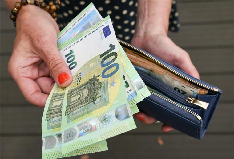 260 Euro pro Monat und direkte Auszahlung: Dieser Familien-Zuschuss soll erhöht werden Eine Frau hält eine mit mehreren Geldscheinen gefüllte Geldbörse in einer Hand. Für Familien mit Kindern soll es künftig mehr Geld geben.