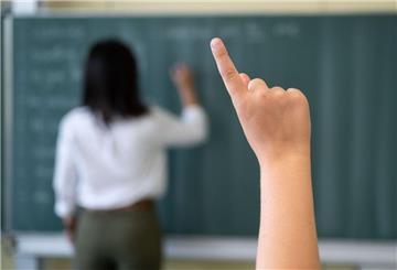 Ein Schüler meldet sich im Unterricht.