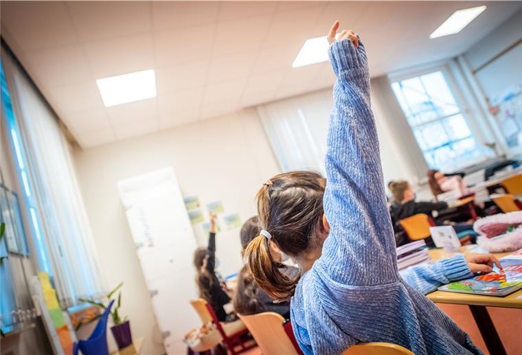 CDU zum Lehrermangel: Land muss Bremerhaven helfen Mehr Lehrerstipendien und Betreuungskräfte für Bremerhavens Schulen: Die CDU fordert das Land auf, die Mittel dafür freizugeben.