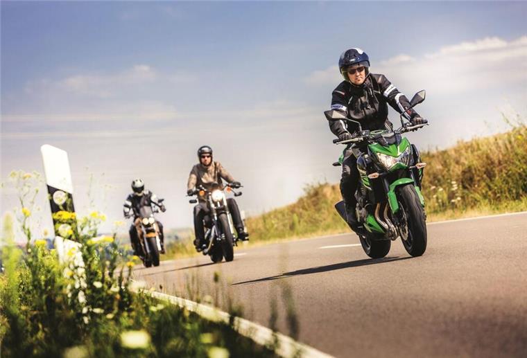 Motorräder auf einer Landstraße