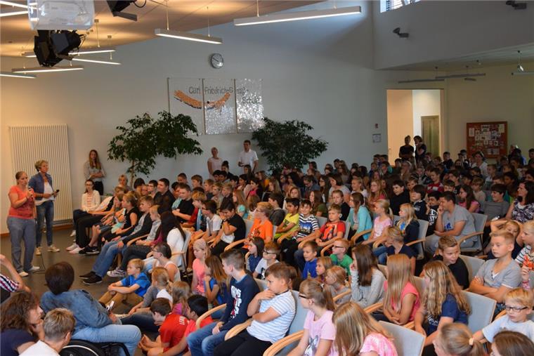 Mit BMX-Rad über Parcours: IGS Zeven bietet buntes Ganztagsprogramm Mehr oder weniger aufmerksam lauschten die Schüler der 5. bis 7. Klassen im überfüllten Forum der Carl-Friedrich-Gauß-Schule an der Kanalstraße den Ausführungen der Lehrer und Dozenten. Auf Wunsch der Schüler, wie Didaktische Leiterin Stephanie Jordan betonte, wurden die Arbeitsgemeinschaften und Kurse im offenen Ganztagsangebot der Integrierten Gesamtschule ausführlich vorgestellt und erläutert.
