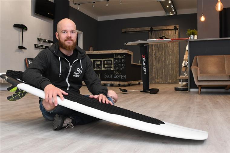 Kitesurfer auf Erfolgswelle: Youtube-Videos spülen Kunden ins Geschäft Mehr Platz für die Ausstellung und den Online-Versand: Dorian Cieloch ist mit seinem Fachgeschäft für Kitesurfing-Bedarf in die Alte Bürger gezogen.