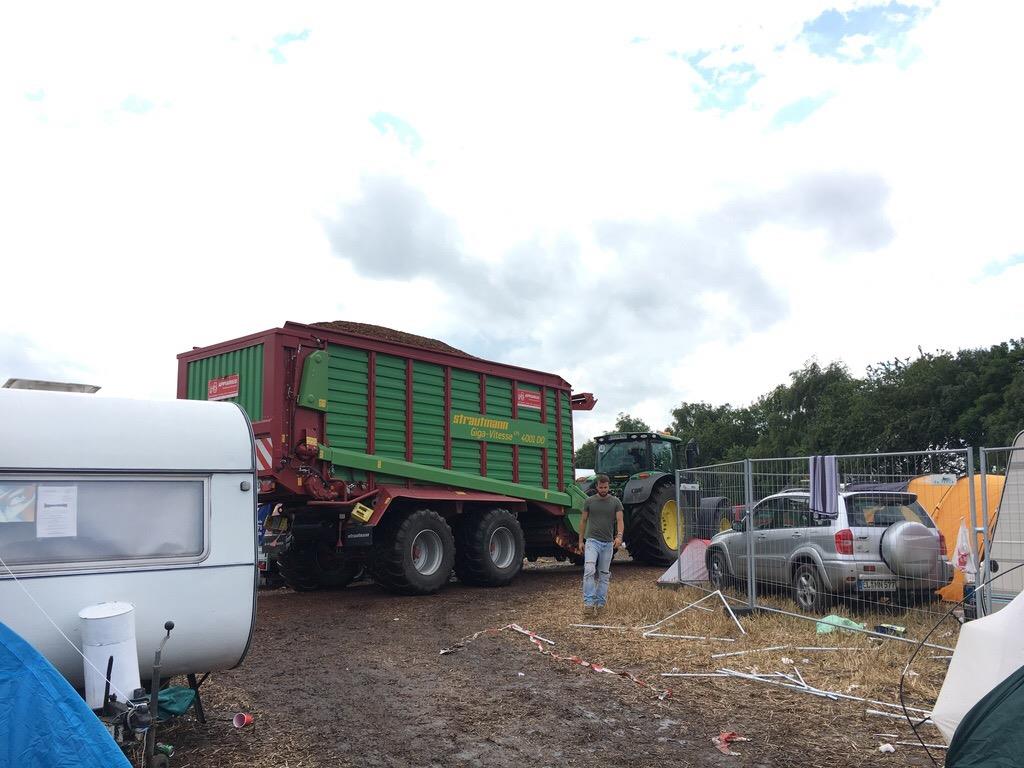Mehr Regen - mehr Mulch. Nachschub nach einer verregneten Nacht beim Deichbrand....