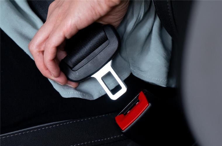 Polizei überprüft im Kreis Cuxhaven Gurtpflicht - Sogar Kinder nicht angeschnallt Eine Frau schnallt sich in einem Auto mit einem Sicherheitsgurt an. Mehr als 1.000 Fahrzeuge wurden im Landkreis Cuxhaven überprüft. Die Polizei hat zahlreiche Verstöße festgestellt.