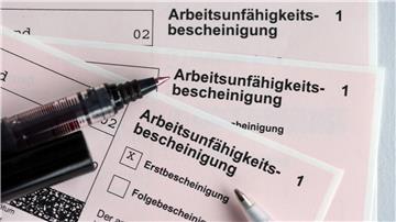 Mehrere Arbeitsunfähigkeitsbescheinigungen liegen auf einem Tisch.