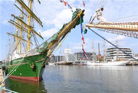Die Dreimastbark "Alexander von Humboldt II" liegt im Neuen Hafen von Bremerhaven.