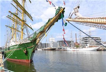 Die Dreimastbark "Alexander von Humboldt II" liegt im Neuen Hafen von Bremerhaven.