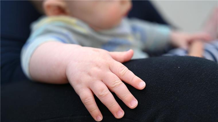 Mehrere Bundesländer wollen Familien mit zwei Müttern den Familien mit Mutter und Vater rechtlich gleichstellen. (Symbobild)