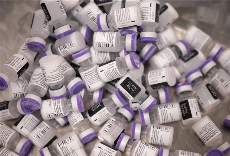 Freie Impfstofffwahl in Bremerhaven Mehrere Dosen des Covid-19 Impfstoffes von Biontech/Pfizer liegen in einer Box.