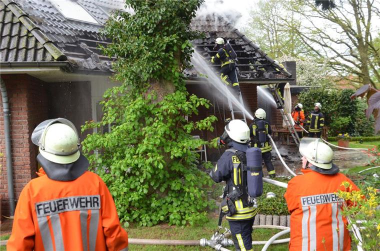 Rauchwolken über Zeven: Sechs Feuerwehren im Einsatz Mehrere Dutzend Feuerwehrleute waren an dem Einsatz in Zeven beteiligt.