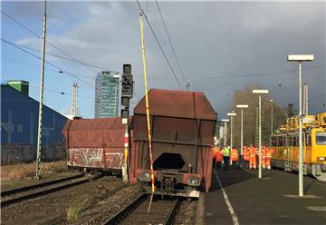 Mehrere entgleiste Waggons eines Güterzugs stehen im Bahnhof Neustadt.