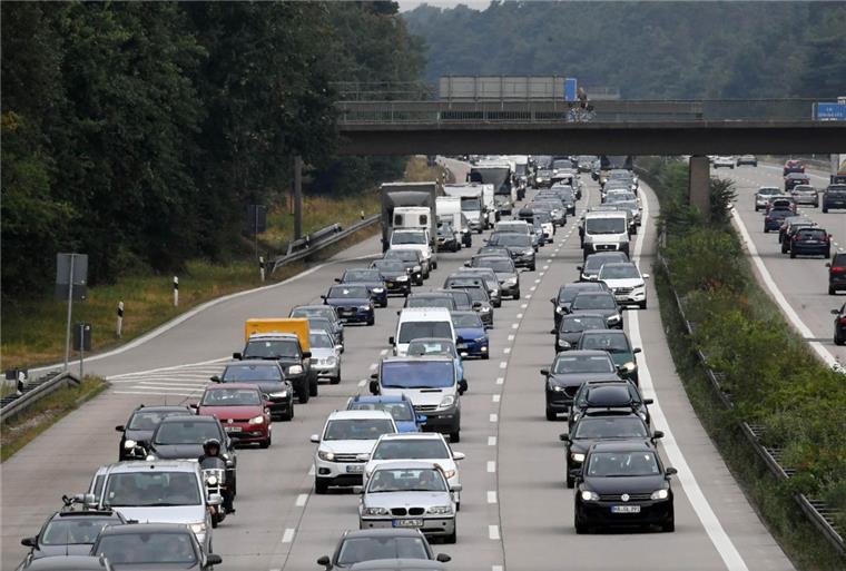 Schüsse auf der Autobahn: Polizei prüft Fall auf A29 Mehrere Fahrzeuge sollen in den vergangenen Tagen auf verschiedenen Autobahnen beschossen worden sein.