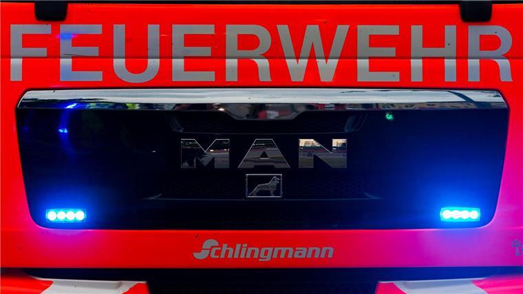 Doppelhaus brennt an Heiligabend - unbewohnbar Mehrere Freiwillige Feuerwehren waren im Einsatz und löschten den Brand. (Symbolbild)