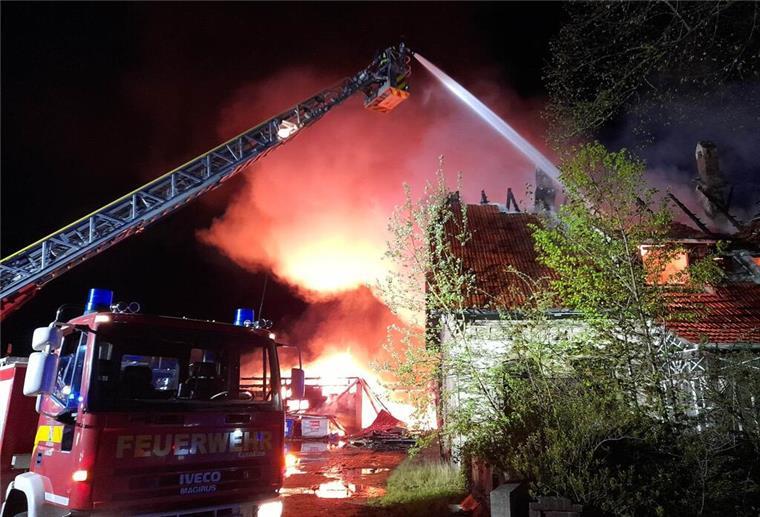 Alarm in Lunestedt! Feuer vernichtet Tischlerei Mehrere Gebäude sind in Flammen aufgegangen.