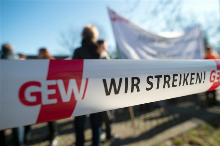 Öffentlicher Dienst: Gewerkschaften und Arbeitgeber verhandeln Mehrere Gewerkschaften hatten im Tarifstreit für den öffentlichen Dienst zu einem Ausstand, unter anderem in Bremen und Bremerhaven, aufgerufen.