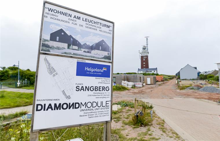 Auf Helgoland entstehen 70 neue Wohnungen Mehrere Häuser in denen knapp 70 neue Wohnungen entstehen werden auf der Nordseeinsel Helgoland in der Nähe des Leuchtturms fertiggestellt. Es soll bezahlbarer Wohnraum auf dem Oberland für gut 160 Menschen werden.
