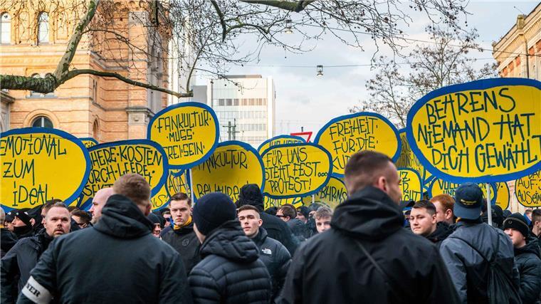 Braunschweiger Fußball-Fans demonstrieren in Hannover Mehrere Hundert Anhänger von Eintracht Braunschweig demonstrierten in Hannover.