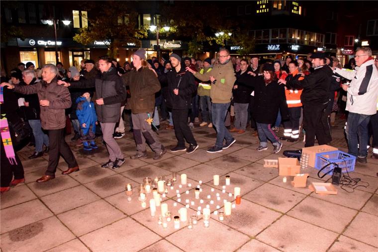 Hunderte bei Mahnwache gegen Antisemitismus in Nordenham Mehrere hundert Bürger beteiligten sich am Donnerstagabend in Nordenham an der Mahnwache gegen Antisemitismus.