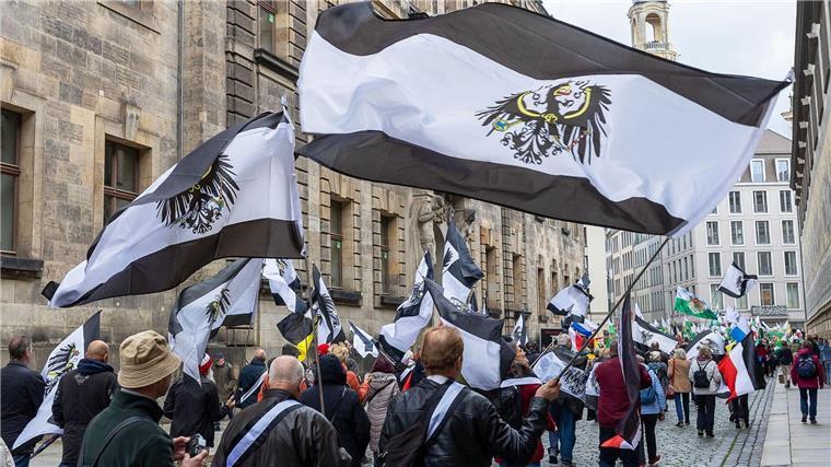 Mehrere hundert Teilnehmer einer Demonstration ziehen mit Flaggen vom Königreich Preußen (schwarz-weiß-schwarz mit Adler) durch die Innenstadt.