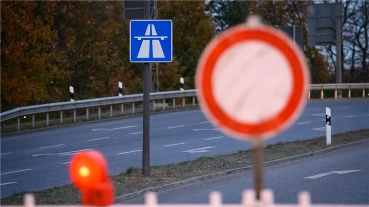 Mehrere Jugendliche haben am Samstag Steine von einer Brücke auf die Autobahn geworfen. (Symbolbild)