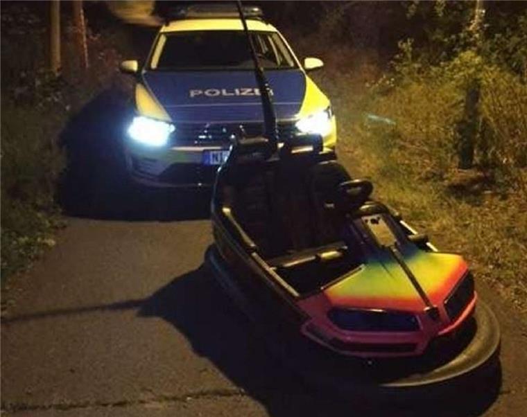 Nienburg: Jugendliche schieben geklauten Autoscooter durch die Stadt Mehrere Jugendliche haben in Nienburg einen Autoscooter gestohlen.