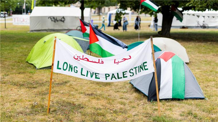 Mehrere kleine Zelte bilden das Protestcamp.