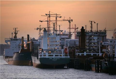 Mehrere leere Containerschiffe liegen im Hafen. Wegen der Corona-Krise haben die Reedereien so viele Schiffe stillgelegt wie noch nie.