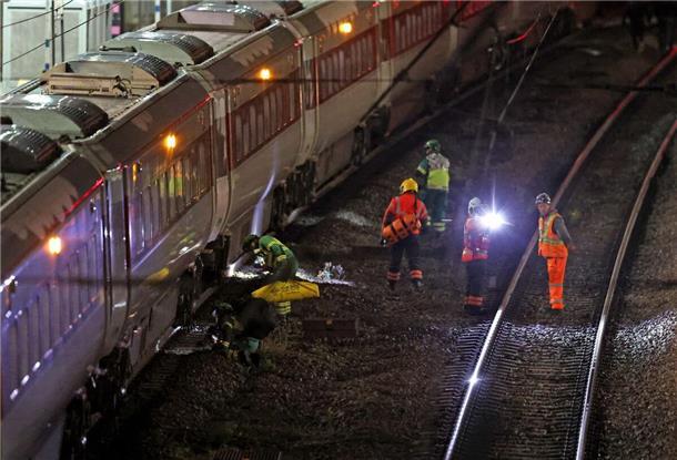 Mehrere Menschen sind bei einem Angriff in einem Zug in England verletzt worden.