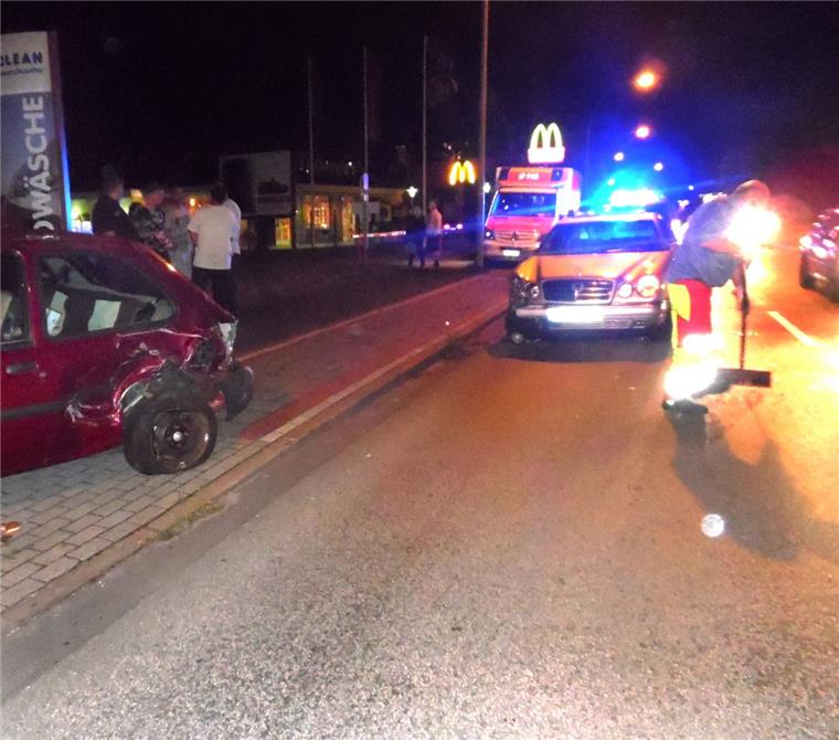 Massenschlägerei vor dem McDonald's an der Stresemannstraße Mehrere Menschen sind bei einer Massenschlägerei nach einem Verkehrsunfall an der Stresemannstraße verletzt worden.