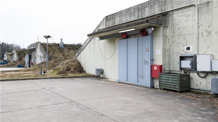 Mehrere Munitions- und Explosivstoffbunker auf dem Gelände der Gesellschaft zur Entsorgung chemischer Kampfstoffe und Rüstungs-Altlasten (GEKA).