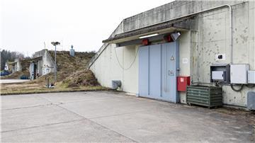 Mehrere Munitions- und Explosivstoffbunker auf dem Gelände der Gesellschaft zur Entsorgung chemischer Kampfstoffe und Rüstungs-Altlasten (GEKA).